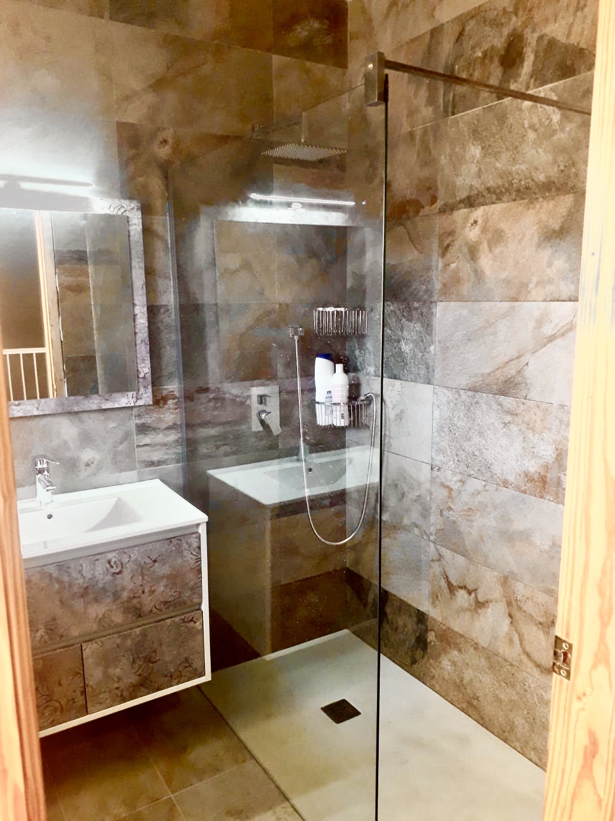 0d3cf916-5bab-405d-9e44-78988de194c1